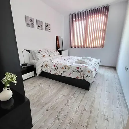 Daire Modern & Bright 1bd Near Main Square *
