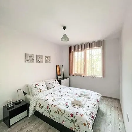 Modern & Bright 1bd Near Main Square דירה
