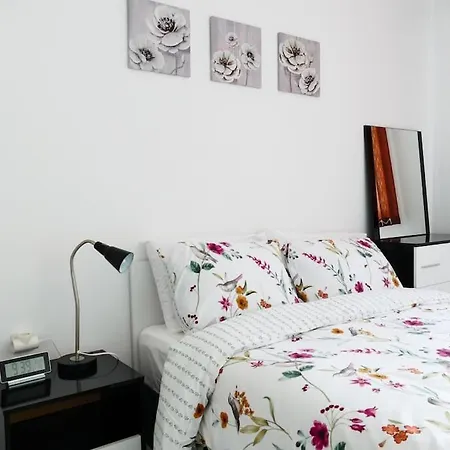 Modern & Bright 1bd Near Main Square דירה *