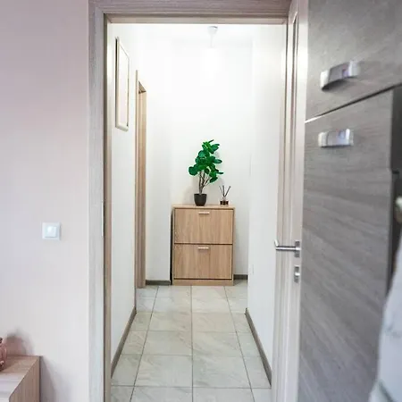 Modern & Bright 1bd Near Main Square Διαμέρισμα *