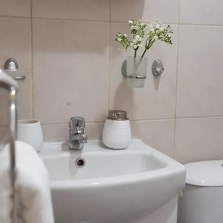 Modern & Bright 1bd Near Main Square Daire *