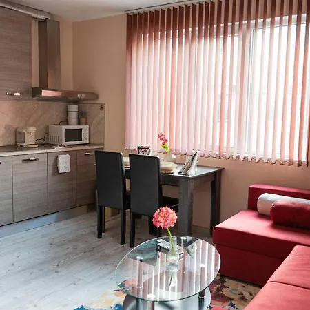 Modern & Bright 1bd Near Main Square דירה