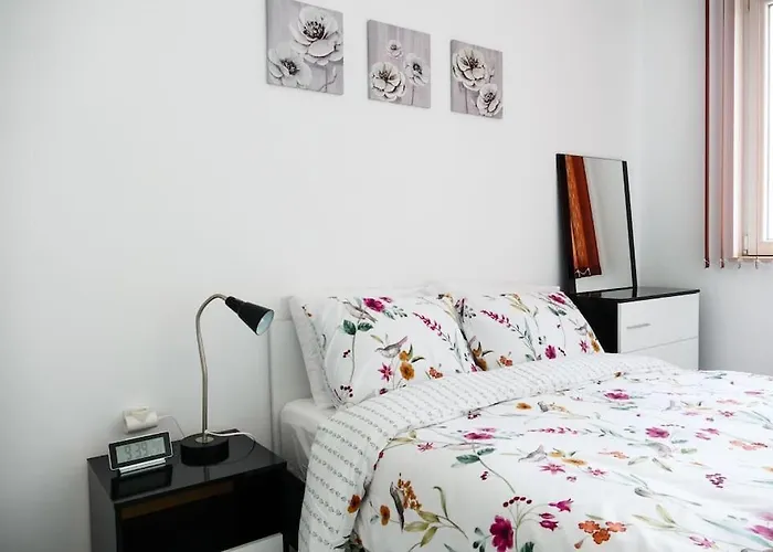 Modern & Bright 1bd Near Main Square アパート *