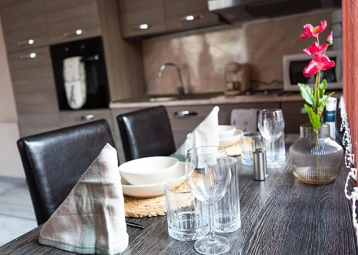 Modern & Bright 1bd Near Main Square